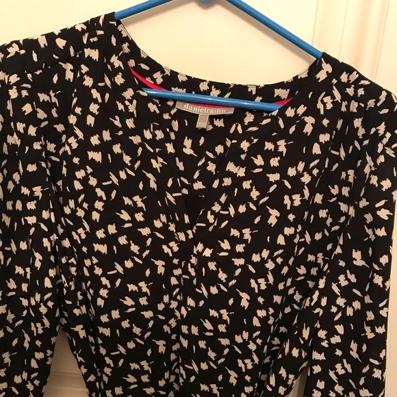 Danielrainn black print dress. 3/4 sleeves. Size L. Ties at waist. - Picture 3 of 3